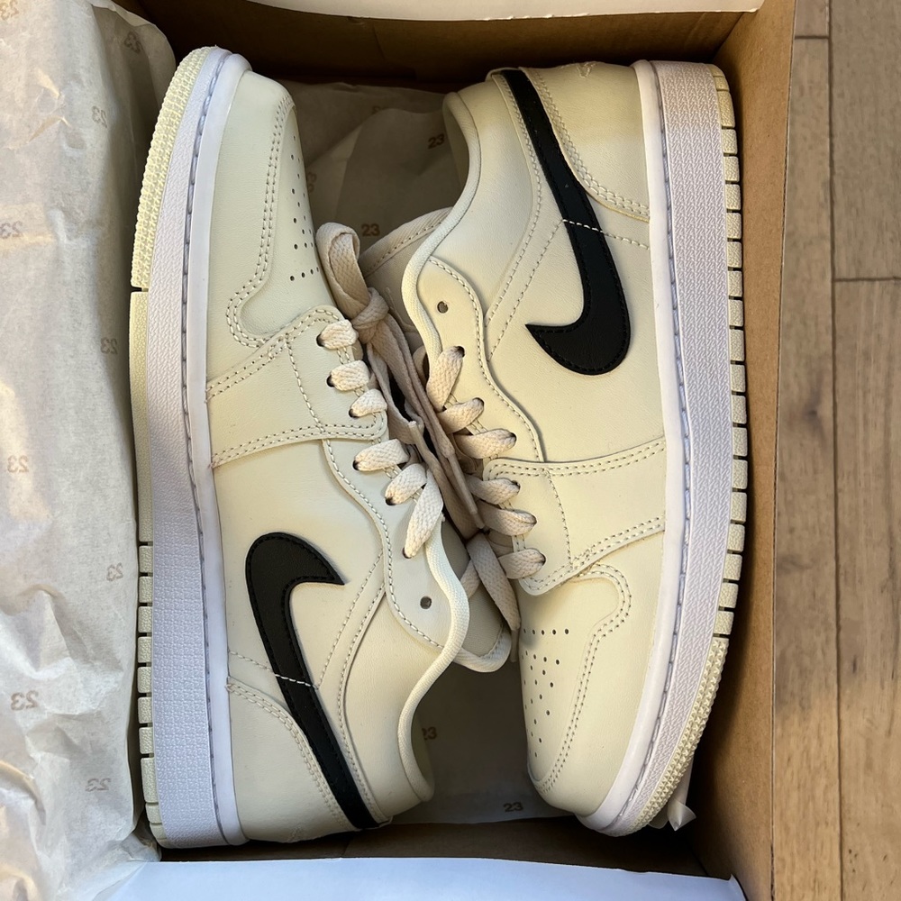 Women’s Air Jordan 1 Low size 8 in Coconut Milk/black-white